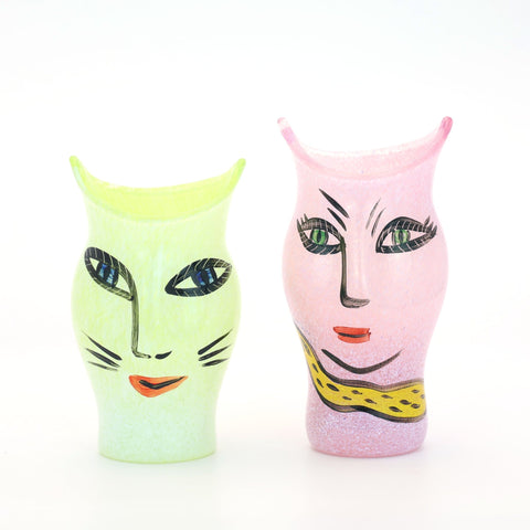 Kosta Boda (Sweden) "Open Minds" pink mini vase with face designed by Ulrica Hydman-Vallien Glass Coco Retrotique