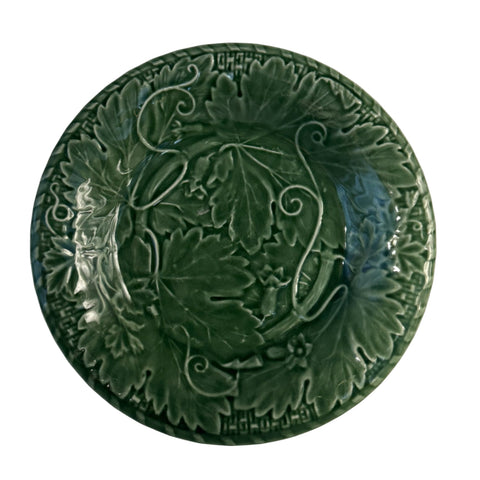 Bordallo Pinheiro (Portugal) green majolica cabbage leaf plate with vine leaves diameter 20 cm