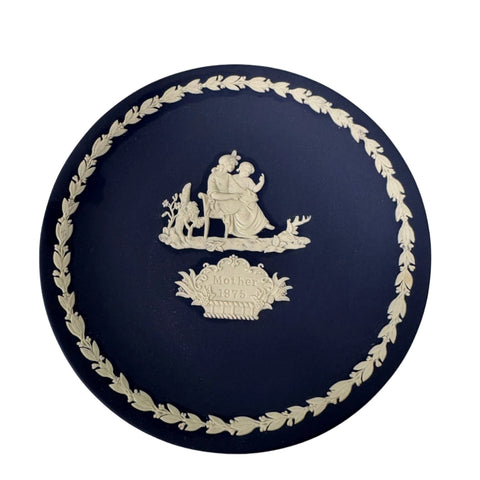 Wedgwood (England) 1975 Mother's Day plate
