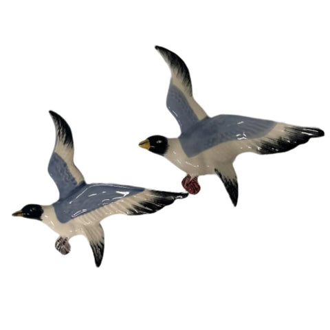 Beswick (England) a graduating pair of ceramic wall hanging birds