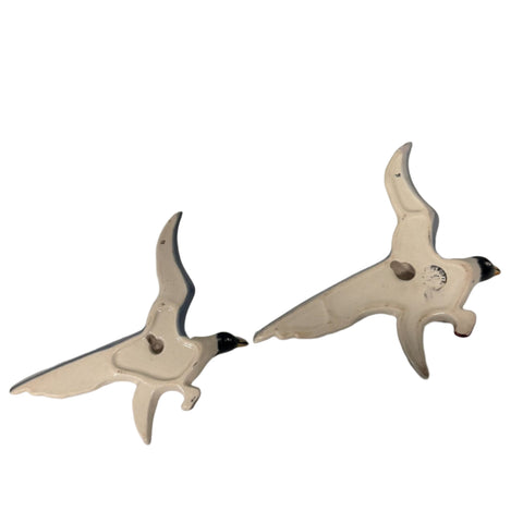 Beswick (England) a graduating pair of ceramic wall hanging birds
